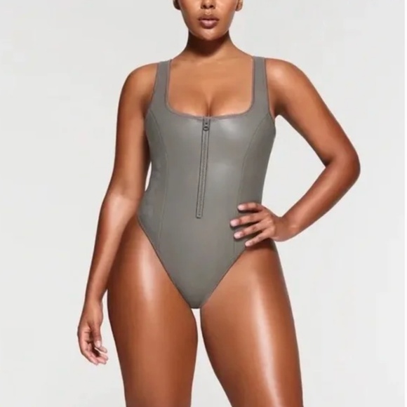 SKIMS Other - NWT NEW SKIMS RUBBERIZED SCUBA STRAPLESS ONE PIECE SWIMSUIT GRAY CHALK LG